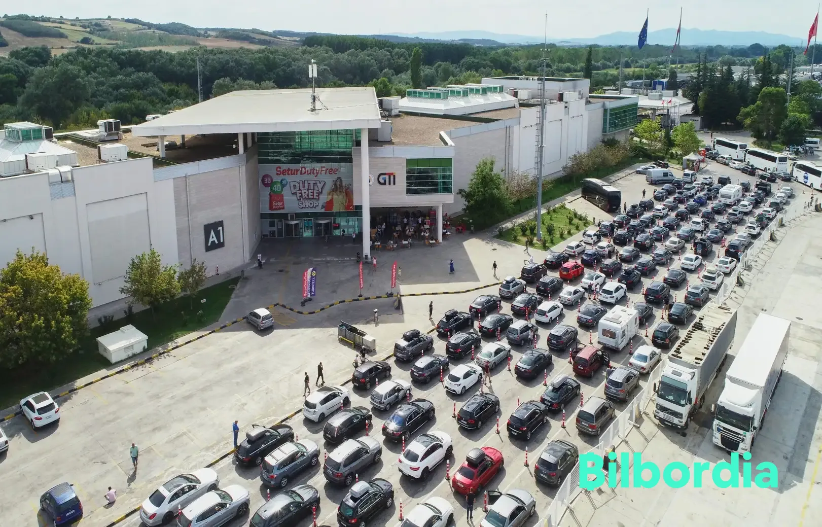 GTİ - TR - BG - Yolcu Çıkışı - Reklam Panosu - 1. 4lü - 90E7 - 09 0004 | Edirne Kapıkule Sınır Kapısı Yolcu Çıkışı - Türkiye'den Bulgaristan'a Çıkışta - İkinci 3'lüden - SARI Aylık Dev Reklam Panosu Reklamı - Kuva 1
